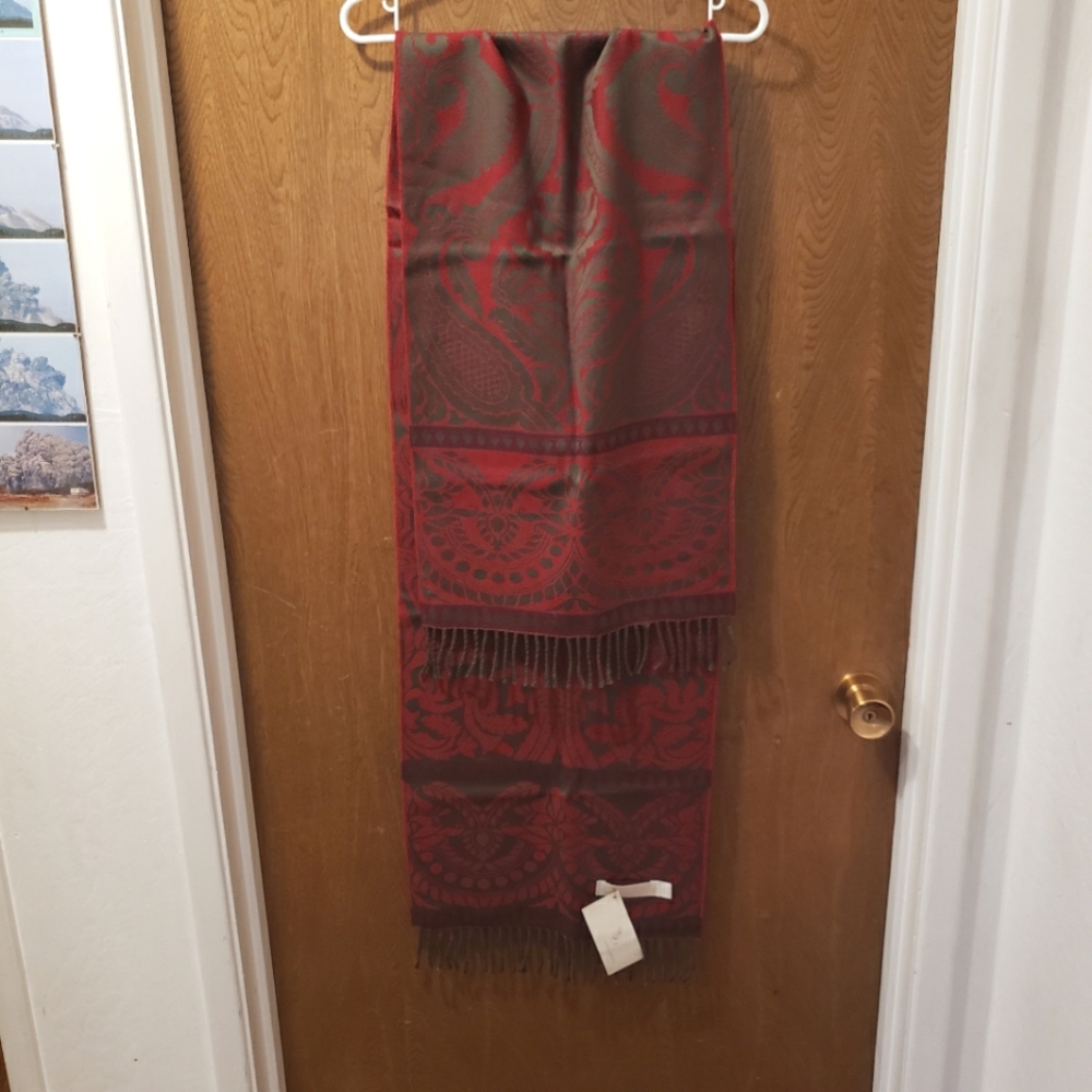 Arinchini Italian wool reversible shawl, burgundy and gray. New with tags.